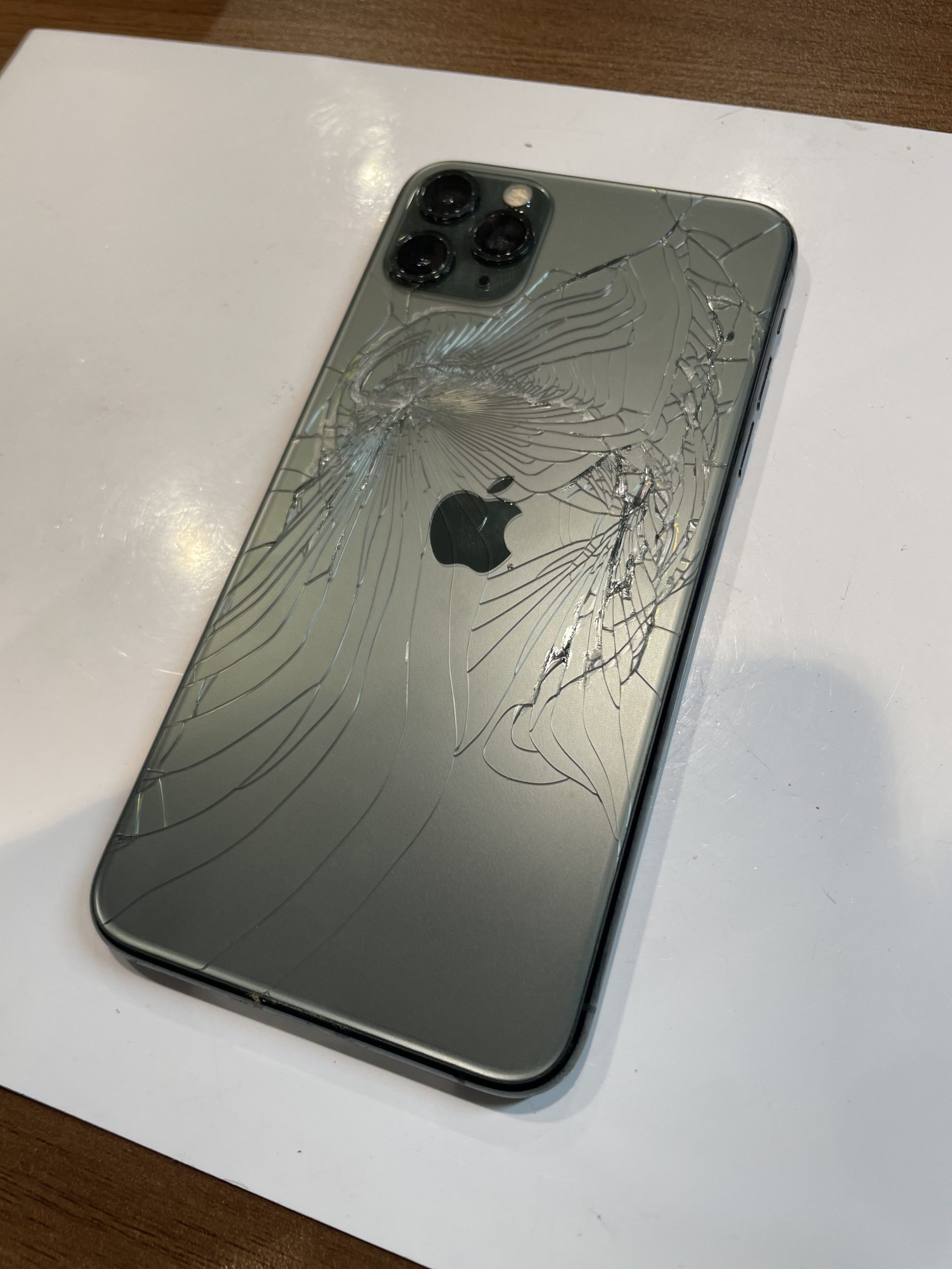 iPhone11Promaxのバックガラス修理作業【北名古屋市よりご来店 