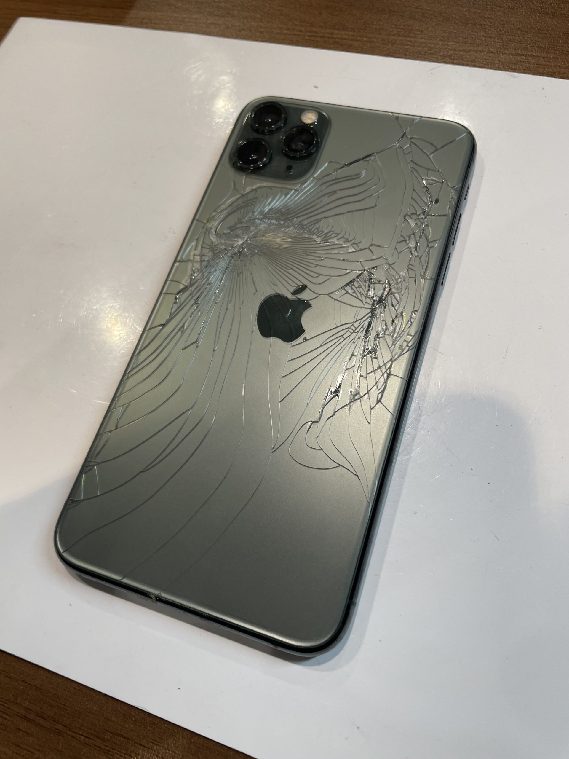 iPhone11Promaxのバックガラス修理作業【北名古屋市よりご来店